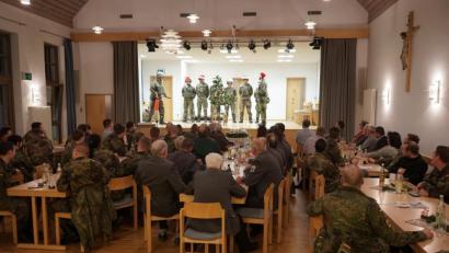 Bild: nib
Weihnachtsfeier
Mit verschiedenen Einlagen sorgten die Soldaten der einzelnen Züge für Unterhaltung.