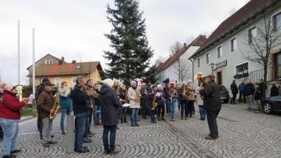 Bild: adj
Unter dem Weihnachtsbaum vor dem Benefizium erklangen die ersten Töne beim Weihnachtsanblasen.