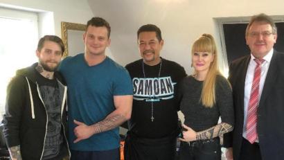 Bild: Stefanie Gradl
Ein Kunde präsentiert das vom samoanischen Häutling Lawrece Ah Ching (Mitte) frisch geschlagene Tattoo.