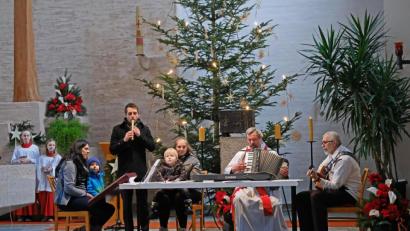 Bild: twi
Zum Abschluss des Gottesdienstes kommen auch die Kinder dazu. Pfarrer Markus Ertl begleitet mit seiner Familie das von allen gemeinsam gesungene "Stille Nacht".