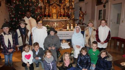 Bild: soj
Die Kommunionkinder und der Kinderchor gestalteten die eindrucksvolle Kinderchristmette mit.