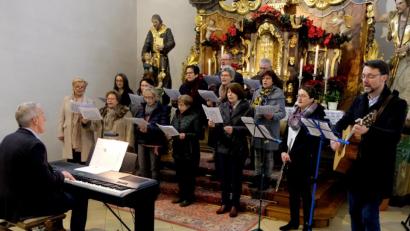 Bild: le
Dem Lobpreisteam unter Leitung von Franz Seiz ist es zu danken, dass am zweiten Weihnachtsfeiertag im sehr gut besuchten Gotteshaus Chorstimmen in der Eucharistiefeier zu hören waren,