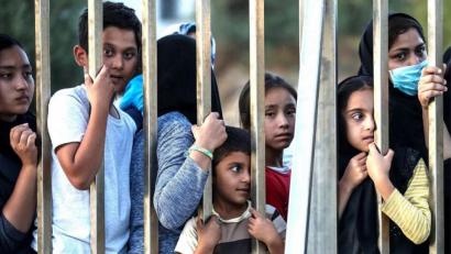 Bild: exb
Die Initiative Space-Eye sammelt Winterkleidung und Wärmendes für die Flüchtlingskinder auf der griechischen Insel Samos. Die dramatischen Unterkunftszustände der Geflüchteten haben den Amberger Tom Scheimer bewogen, ebenfalls möglichst einen Transporter mit Soforthilfe voll zu machen.
