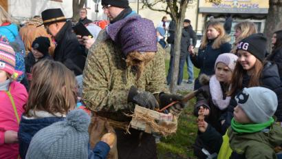 Bild: jr
Acht bunt gekleidete Spechten bevölkerten am Mittag des Heiligabends den Therese-Neumann-Platz. Die Kinder hatten Brotreste mitgebracht, dafür gab es im Gegenzug Süßes. Schon seit Jahrzehnten wird diese Tradition in Konnersreuth gepflegt.