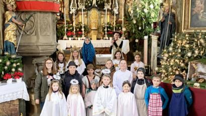 Bild: ü
Die Jungen und Mädchen zeigen in der Christmette in der Neuzirkendorfer Kichre, wie damals die Herbergssuche von Maria und Josef verlaufen war.
