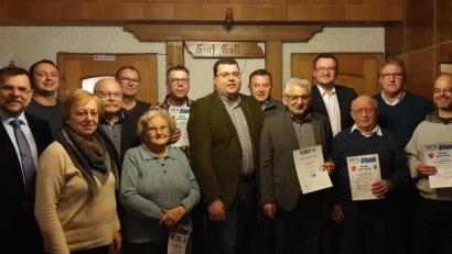 Bild: paf
Vorsitzender Stefan Frank (Mitte) ehrte zusammen mit 2. Bürgermeister Günter Koller (links), JU-Vorsitzendem Maximilian Klose (Zweiter von links), Stadträtin Marga Klameth (Dritte von links), Stadtratskandidat Manfred Seitz (Fünfter von links), CSU-Fraktionsvorsitzendem Stefan Morgenschweis (Sechster von rechts), CSU-Ortsvorsitzendem Patrick Fröhlich (Vierter von rechts) sowie Stadtratskandidat Fritz Bart (Zweiter von rechts) die langjährigen Mitglieder um den neuen Ehrenvorsitzenden Lothar Bedritzki (Fünfter von rechts).