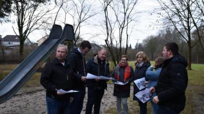 Bild: nag
Die CSU will den Spielplatz beim Bürgerwald aufwerten (von links): Matthias Rackwitz, Michael Reindl, CSU-Ortsvorsitzender Marcus Eichenmüller, Monika Epp, Lissy Kraus, Manuela Fronhofer und Thomas Hottner.