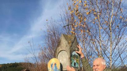 Bild: cr
Die Bilder in den Nischen des Bildstock am Radweg ins Sauerbachtal strahlen neuem Glanz. Thomas Hösl und Alfons Barth nutzen den sonnigen Samstag zur Befestigung.