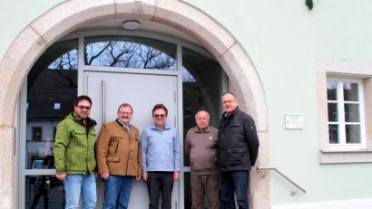 Bild: sfo
Kommunal-GmbH Geschäftsführer Christian Grödl, Bürgermeister Alfred Stier, Siegfried Thoma aus Amerika, Hausmeister Lothar Wameser und Helmut Thoma (von links) vor dem Mehrgenerationenhaus "Schwarzer Bär" in Bärnau.