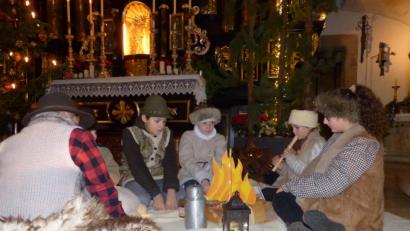 Bild: mng
Viele Kinder führen wieder ein beeindruckendes Krippenspiel in der Pressather Kirche auf. Für die besinnliche Stunde und ihre gut einstudierten Rollen dankt ihnen Pater Antony D‘Cruz.