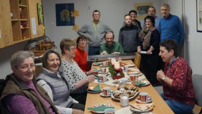 Bild: weu
Vorstandschaft und Mitglieder des VdK besuchten das Dr.-Loew-Heim in der Kastlstraße und verbrachten mit den Bewohnern ein paar adventliche Stunden.