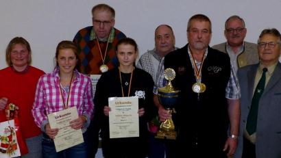 Bild: lgc
Schützenmeisterin Claudia Schreglmann (links) und ihr Stellvertreter Dieter Pommeranz (rechts) zeichnen die erfolgreichen Schützen des Jahres 2019 aus. Hierzu zählten Franziska Götz, Albert Schreglmann, Nadine Banasch und Klaus Steinrück (Mitte, von links). Mit vier Auszeichnungen ist Dietmar Banasch (Dritter von rechts) am erfolgreichsten. Zu den Gratulanten zählt auch Bürgermeister Gerhard Löckler (Zweiter von rechts.)