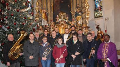 Bild: soj
Unter Leitung von Johannes Prechtl (Zweiter von links) war in der Pfarrkirche St. Ägidius das Weihnachtskonzert ein großartiges Erlebnis.