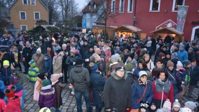 Bild: jr
Eine große Menschenmenge war auf den Therese-Neumann-Platz gekommen, wo das traditionelle Singen und Musizieren unterem Christbaum stattfand.