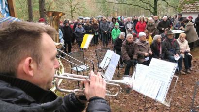 Bild: Hirsch
200 Teilnehmer fanden sich am Heiligen Abend zur Marterlandacht im Taxöldener Forst ein, bei der Schwarzenfelder Bläser weihnachtliche Musik erklingen ließen.