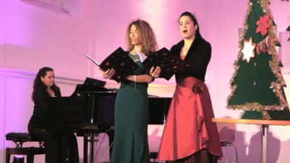 Bild: Hirsch
Anne Görner, Marie Giroux und Jenny Schäuffelen (von rechts) ließen in der Spitalkirche Weihnachtslieder aus aller Welt erklingen.