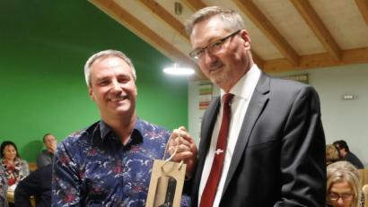 Bild: ohr
Stellvertreter Thomas Rohrwild (links) überreichte Bürgermeister Hans Prechtl als symbolische Geschenk eine Flasche Wein.