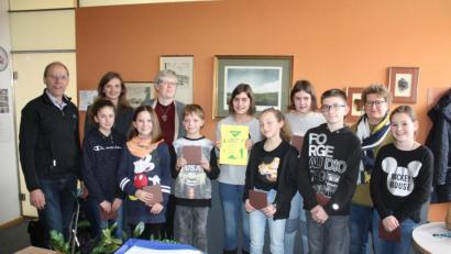 Bild: lg
Mira Zimmermann (Bildmitte) wurde Schulsiegerin beim Vorlesewettbewerb 2019 am Ortenburg-Gymnasium. Auf dem Bild sind auch alle übrigen Teilnehmer mit den organisierenden Lehrkräften und Schulleiter Ludwig Pfeiffer (links).