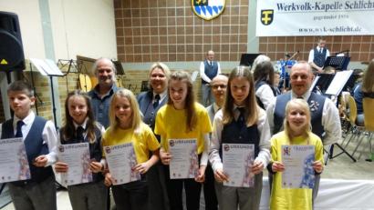 Bild: ct
Den erfolgreichen Jungmusikern Simon Weiß, Lilly Gleißner, Leni Sachsenhauser, Lea-Maria Melzig, Susanne Ratzke und Sophia Gradl (vorne von links) gratulierten Kreisdirigent Gerhard Böller, Dirigentin Sabine Kredler, stellvertretende NBMB-Vorsitzender Horst Bauer und Werkvolkkapellen-Vorsitzender Harald Lukesch (hinten von links).