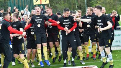 Bild: A. Schwarzmeier
Die SV Grafenwöhr feiert überschwänglich die Bezirksliga-Meisterschaft inklusive Landesliga-Aufstieg.