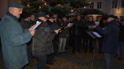Bild: jr
Der Männergesangverein unter der Leitung von Eduard Bauer eröffnete die musikalische Einstimmung auf das Weihnachtsfest.