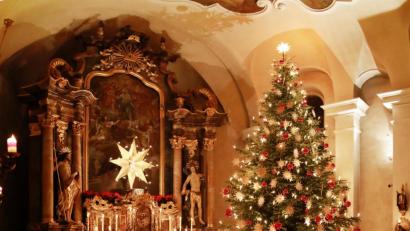 Bild: njn
Pfarrer Martin Besold feierte mit den Gläubigen in der Mariä-Himmelfahrts-Kirche die Christmette.