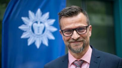 Bild: Sina Schuldt
Stefan Pfeiffer, Leiter der Verkehrspolizei Feucht, steht vor einer Fahne mit dem Wappen der Deutschen Polizeigewerkschaft (DPolG). Der Autobahnpolizist Pfeiffer war durch ein Video bekannt geworden, auf dem er Gaffer nach einem tödlichen Unfall auf der Autobahn 6 aufgebracht gefragt hatte, ob sie die Leiche sehen wollten.