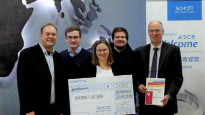 Bild: Schott AG/exb
Bei der Übergabe des Schecks waren (von links) Diakon Thomas Vitzthum, die Vorsitzenden der Dekanatsjugendkammer, Timmy Joe Schlesinger, Franziska Lang und Johannes Seckler, sowie Schott-Standortleiter Stefan Rosner dabei.