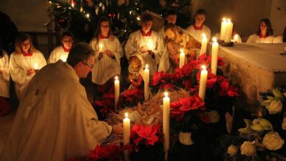 Bild: bph
"In Jesus kommt Gott herunter auf die Erde, auf Augenhöhe zu uns Menschen. Noch näher kann Gott seiner Schöpfung nicht kommen. Noch liebevoller kann er nicht Ja zu uns Menschenkindern sagen, als einer von uns zu werden", so Stadtpfarrer Hannes Lorenz in der Christmette.