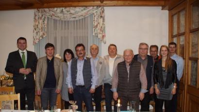 Bild: mmj
Landrat Thomas Ebeling, die Bürgermeister Gerald Reiter (Stadlern), Birgit Höcherl (Schönsee) und Manfred Dirscherl (Weiding, von links), sowie (von rechts) Dominik Hauser, Mitarbeiter am Landratsamt Schwandorf, und Magdalena Bittner, Verwaltungsgemeinschaft Schönsee (von rechts), bedankte sich bei den Bürgerbusfahrern im Schönseer Land für ihren Einsatz.