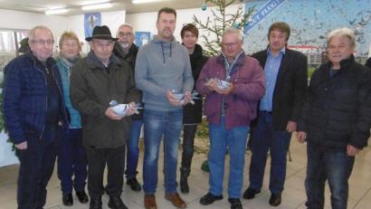 Bild: mab
Sie freuen sich über die Erfolge: (von rechts) Manfred Herzog und Willibald Pirzer zusammen mit den Ausstellungssiegern. Als Schirmherr fungierte Bürgermeister Manfred Rodde (Vierter von links).