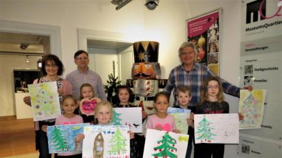 Bild: ubb
Stolz präsentierten die Kinder ihre Kunstwerke, mit im Bild die Museumsmitarbeiter Erika Rahn und Hans Enslein (von links) und Tom Brankovic.
