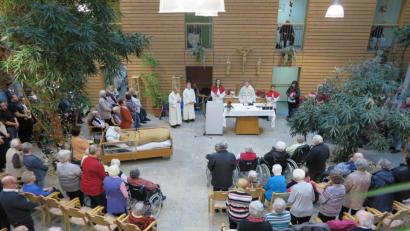 Bild: jzk
Seine erste Christmette im Haus Falkenstein in Kemnath feierte Stadtpfarrer Thomas Kraus.