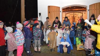 Bild: bnr
Mit Liedern und einem Krippenspiel stimmten der Landkindergarten und die Grundschule die vielen Besucher auf Weihnachten ein.