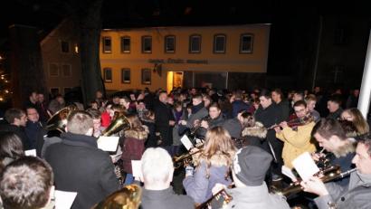 Bild: fvo
Die Bläser der Trachtenkapelle Waldthurn spielen am Kirchplatz nach der Christmette weihnachtliche Weisen
