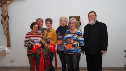 Bild: fpoz
Die ehrenamtlichen Mitarbeiterinnen der katholischen Klinikseelsorge mit Pfarrer Robert Ploß.