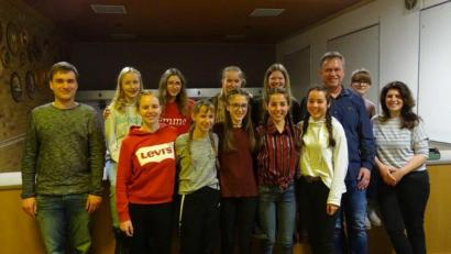 Bild: gm
Die Pittersberger Schützenjugend (vorn, von links): Lisa und Pia Raß, Lucia Götz, Luisa und Sophia Grötsch sowie (hinten, von links) Simon Kroner, Franziska Schanderl, Andrea Reinhard, Julia Röbl, Larissa Lüdtke, Jugendleiter Karl Kroner, Lisa Wirth und zweite Jugendleiterin Michaela Grötsch.