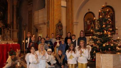 Bild: dob
In der katholischen Stadtpfarrkirche spielen die Mädchen und Buben ein modernes Krippenspiel nach, das sich genauso heute ereignen könnte.