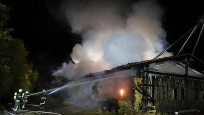 Bild: za
Eine Scheune in Rothenstadt wurde bei einer Brandserie stark beschädigt. Der Brandgeruch war kilometerweit wahrnehmbar.