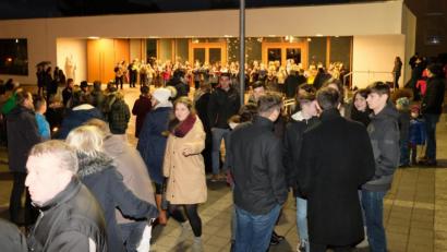 Bild: mab
Sich treffen, den Klängen der Musikkapelle nach dem Kindermette vor dem Pfarrheim lauschen und gegenseitig weihnachtliche Wünsche auszutauschen, das hat die Mettenbesucher begeistert.