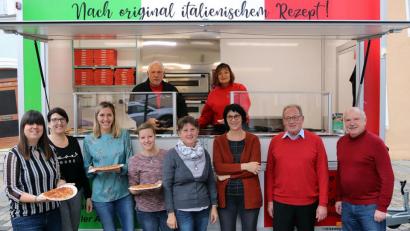 Bild: jma
Bürgermeister Peter Lehr (rechts) und Kollege Klaus Lehl (Zweiter von rechts) bereiten den Mitarbeitern eine köstliche Mahlzeit mit Suppe und Pizza zu.