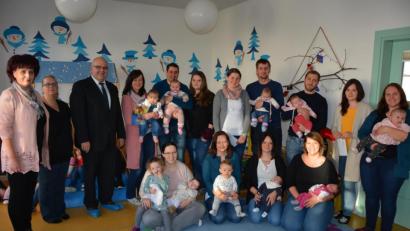 Bild: jr
Mit einem Neugeborenenempfang gratulierten Bürgermeister Klaus Meyer (3. von links) und Kinderhausleiterin Manuela Gatter (links) den Eltern der zehn neugeborenen Neualbenreuthern. Der Bürgermeister hatte einen finanziellen Elterngruß aus dem Rathaus mitgebracht. Mit im Bild die Eltern der Neugeborenen.