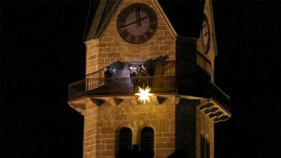 Bild: njn
Vom Turm der katholischen Pfarrkirche erklang vor und nach der Christmette Musik der Erbendorfer Turmbläser.