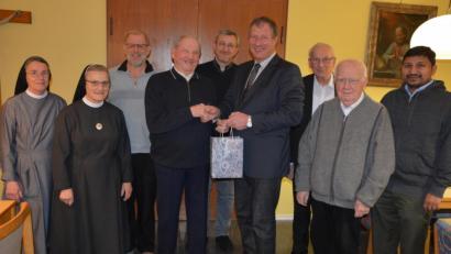 Bild: jr
Seit 64 Jahren gehört Johann Häfelein, besser bekannt als Bruder Bernhard, zum Haus Fockenfeld. Am Montag feierte der dienstälteste Sales-Oblate seinen 85. Geburtstag. Unser Bild zeigt (von links) die Mallersdorfer Schwestern mit Schwester Juliane, Oberin Antonia, Pfarrseelsorger Pater Benedikt Leitmayr, Jubilar Bruder Bernhard, den Hausoberen Bruder Markus Adelt, Zweiten Bürgermeister Reinhard Wurm sowie die Patres Friedhelm Czinczoll, Hans Junker und John Gali.
