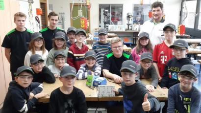 Bild: mab
Die Kinder der vierten Klassen haben Freude am Schrauben und Löten. Ausbilder Matthias Beer (hinten rechts) mit den Auszubildenden der Firma Sennebogen zeigten, wie Technik Spaß macht.