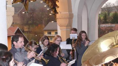 Bild: ga
Die Blaskapelle Auerbachtal lud mir weihnachtlichen Liedern vom Portal der Unterauerbacher Pfarrkirche musikalisch zur Christmette ein.