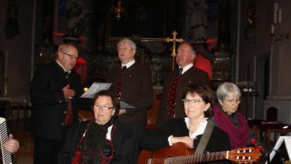 Bild: lg
"Tu auf dich, o Erde!" Die Niedermuracher Sänger vor dem Altar der Stadtpfarrkirche. Im Vordergrund die Geschwister Winterer.