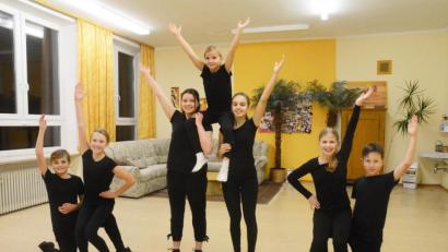 Bild: Gabi Schönberger
Selbst vor Hebefiguren schrecken die Mädchen und Buben aus Schlammersdorf nicht zurück. Das Tanzen ist ihre Leidenschaft.