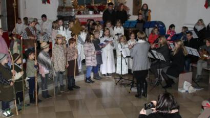 Bild: frd
Ein Krippenspiel in der Kindermette verdeutlichte das Geschehen in der Heiligen Nacht auf besondere Weise. Für die musikalische Gestaltung sorgte der Kinderchor "Pusteblume".