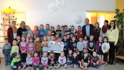 Bild: fvo
Kita-Elternbeiratsvorsitzende Andrea Graf (links) übergibt zusammen mit den Mädchen und Buben der Kita die "erbackenen" 500 Euro an den Leiter des SOS-Kinderdorfes Immenreuth, Holger Hassel (Vierter von rechts).